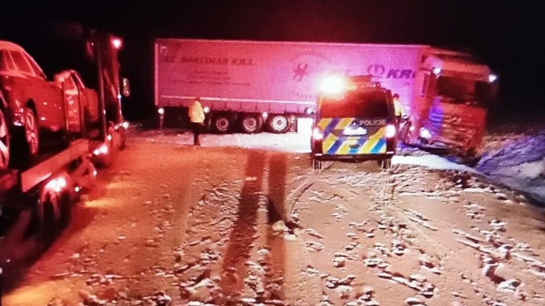 Obrazem: Řidiči po celém Česku nezvládají jízdu ve sněhu